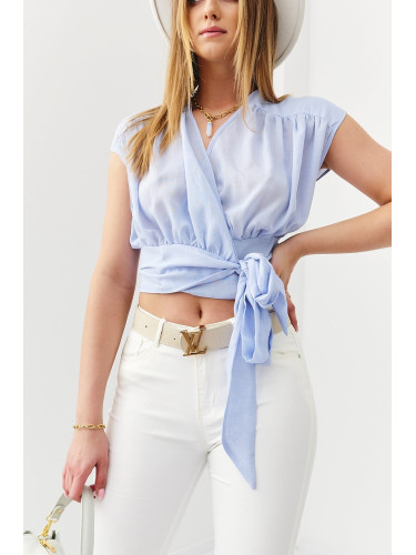 Short, clutch blouse with tie in blue