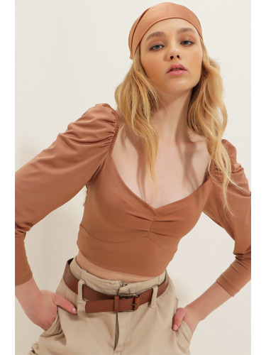 Trend Alaçatı Stili Women's Caramel Pattern Kiss-Collar Princess-Sleeve Soft-textured Crop Patterned Blouse