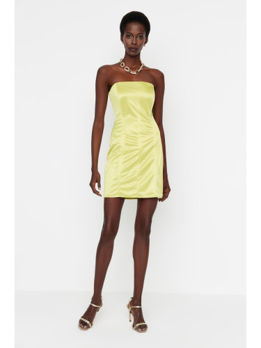 Модерна зелена вталена вечерна рокля в плетен сатен с подплата