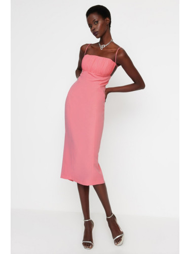 Модерна светло розова вталена вечерна рокля