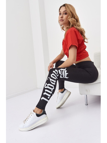 Fitted leggings with black lettering