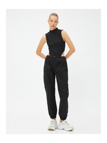 Котон Карго Панталон с джобни детайли, запушалка, ластик на талията.