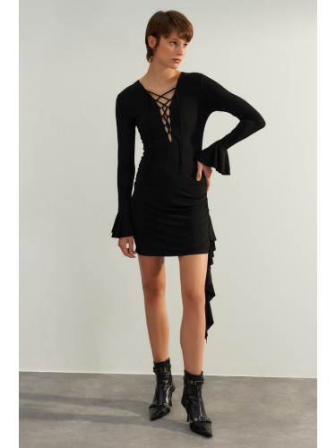 Модерна черна вталена вечерна рокля с къдри и плетена купчина.