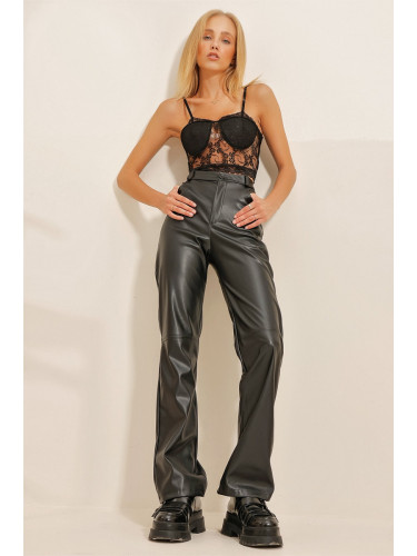 Trend Alaçatı Stili Дамски черен панталон от изкуствена кожа с зашити колене и джобове