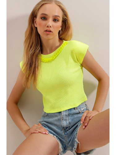 Trend Alaçatı Stili Women's Yellow Collar Accessorized Padded Crop Knitted Blouse