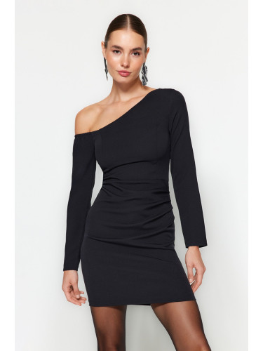 Модерна черна вталена вечерна рокля с драпиране