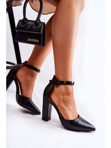 Leather pumps on a high pillar black salira