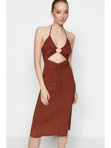 Модерна тъмнокафява вталена вечерна рокля с плетени аксесоари