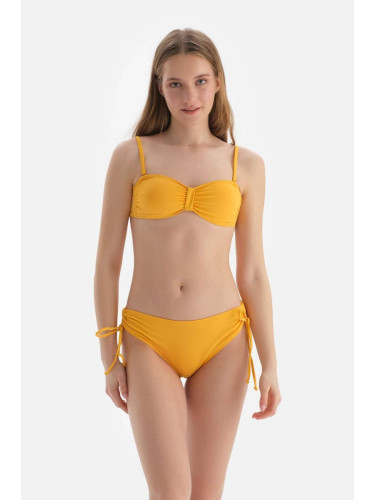 Dagi жълт без презрамки бикини отгоре