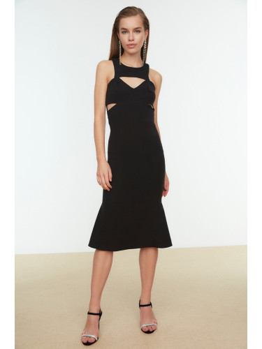 Модерна черна вечерна рокля с гръб подробни