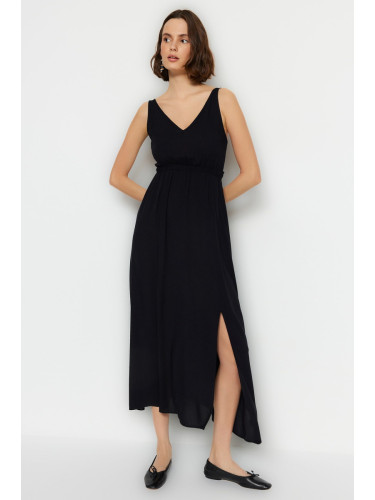 Trendyol черна рокля с ниска кройка