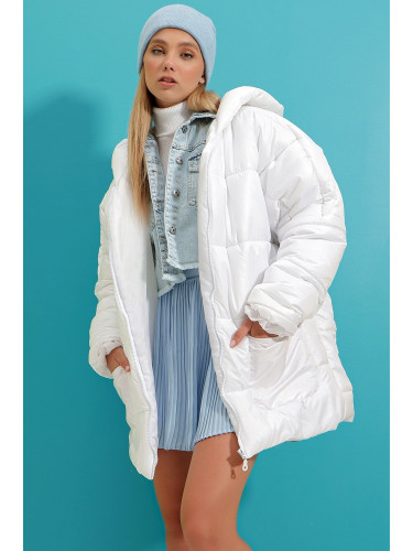 Тенденция Alaçatı Stili Дамски бял качулка Puffer мода извънгабаритни пухкави палто