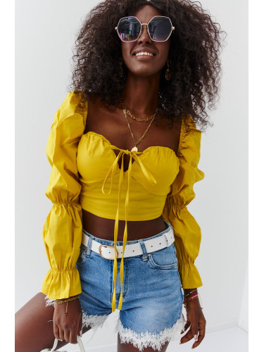Short mustard blouse with long sleeves