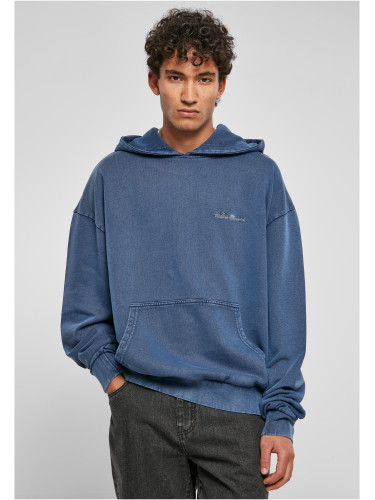 Small embroidery with a spaceblue hood