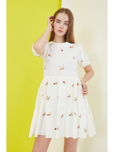 Trendyol екрю прав нарязани мини тъкани облицовани флорални бродерия тъкани рокля