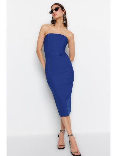 Вечерна рокля Trendyol Saks с подплата и блестящи камъни