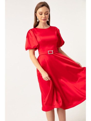 Дамска червена мини сатенена вечерна рокля с балон ръкави и камъни.