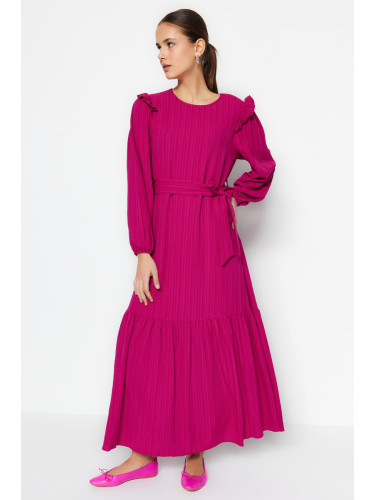 Trendyol Fuchsia Belted Viscose-Mixed Woven Dress с разрошена тапицерия около раменете.