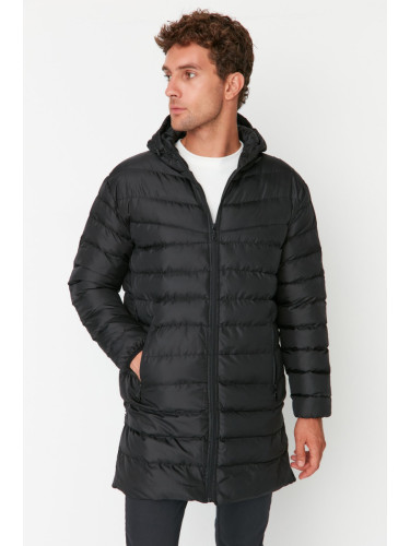 Мъжко черно зимно палто с цип на Trendyol Men's Black Regular Fit Wind-Resistant Winter Coat.