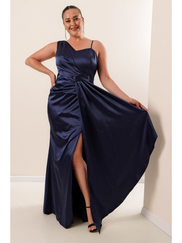 От Saygı Navy Blue Плюс размер дълга сатенена рокля с една странична нишка презрамки.