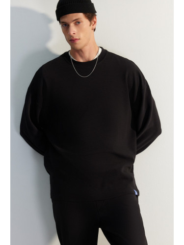 Trendyol Black Oversize/Wide Cut Limited Edition Textured Label Detailed Sweatshirt