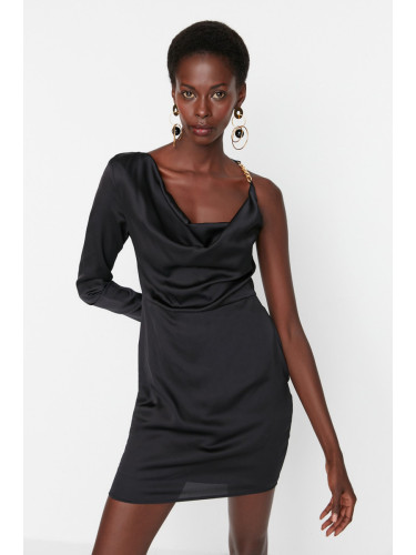 Модерна вечерна рокля от рамото в черен сатен