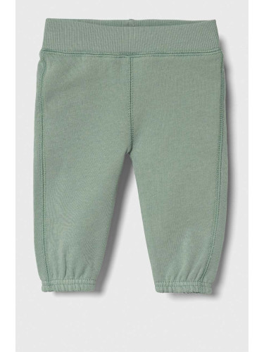 Бебешки памучен спортен панталон United Colors of Benetton в зелено с апликация