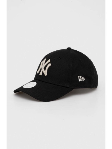 Памучна шапка с козирка New Era в черно с апликация NEW YORK YANKEES