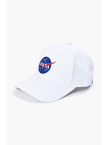 Памучна шапка с козирка Alpha Industries NASA Cap в бяло с апликация