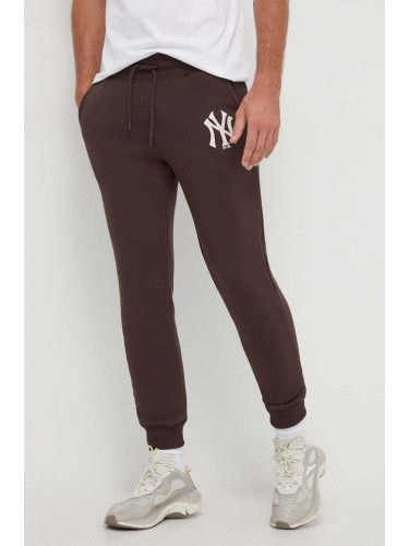 Спортен панталон 47 brand MLB New York Yankees в кафяво с принт