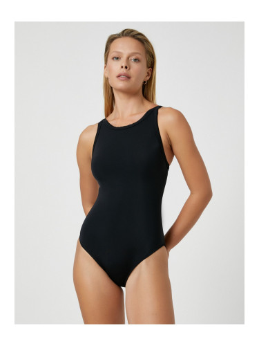 Koton плувни куфари U-образно деколте покрити прозорец детайл на гърба.