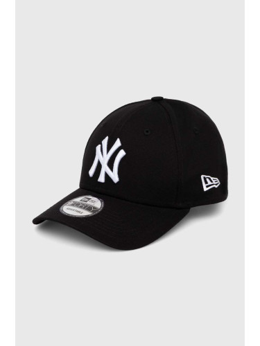 Памучна шапка с козирка New Era в черно с апликация