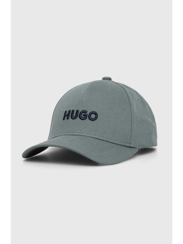 Памучна шапка с козирка HUGO в зелено с апликация 50496033