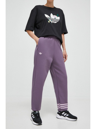 Спортен панталон adidas Originals в лилаво с апликация