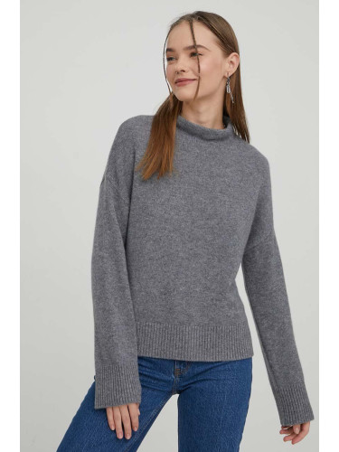 Кашмирен пуловер Abercrombie & Fitch в сиво от лека материя с ниско поло