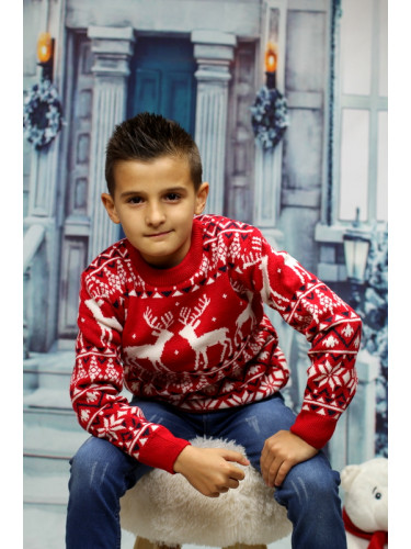 Детски коледен пуловер в червено с елени в бяло за момче 