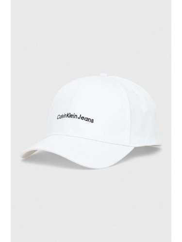 Памучна шапка с козирка Calvin Klein Jeans в бяло с апликация K60K608849