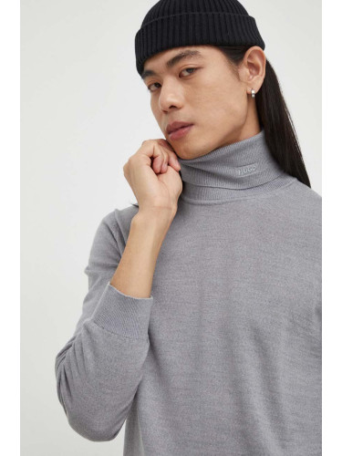 Вълнен пуловер HUGO мъжки в сиво от лека материя с поло