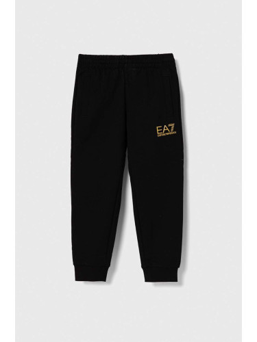 Детски памучен спортен панталон EA7 Emporio Armani в черно с принт