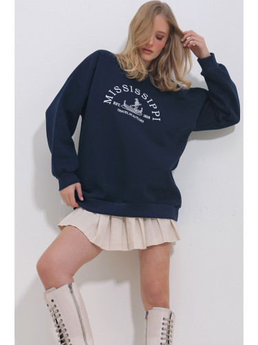 Trend Alaçatı Stili Women's Navy Blue Crew Neck 3 Thread Embroidered Oversize Sweatshirt