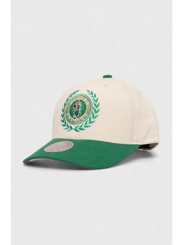 Памучна шапка с козирка Mitchell&Ness Boston Celtics в бяло с апликация