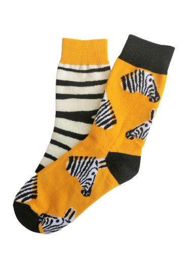 Весели различни чорапи със зебри