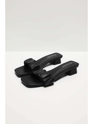 Дамски черни джапанки с малък ток