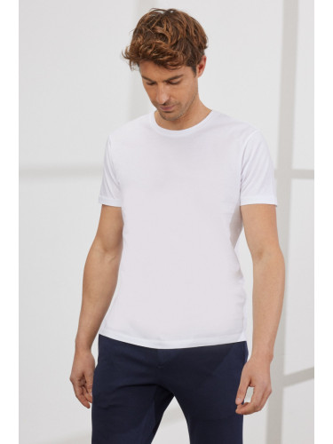 ALTINYILDIZ CLASSICS Men's White Slim Fit Slim Fit Crewneck 100% Cotton T-Shirt.