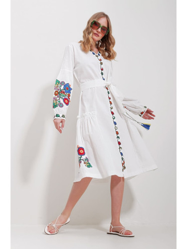 Trend Alaçatı Stili Women's White V Neck Full Embroidery Lined Woven Dress