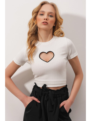 Trend Alaçatı Stili Women's White Crew Neck Heart Embroidery Half Sleeves Wide Corduroy Crop Top