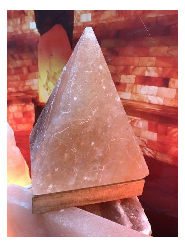 Лампа от хималайска сол Пирамида с дървена основа, розов цвят 3 кг
