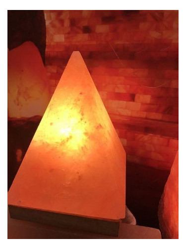 Лампа от хималайска сол 400 г - пирамида розов цвят с дървена основа и USB