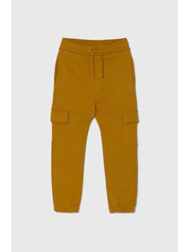 Детски памучен спортен панталон United Colors of Benetton в жълто с изчистен дизайн