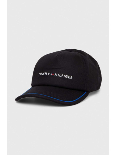 Памучна шапка с козирка Tommy Hilfiger в черно с апликация AM0AM12039